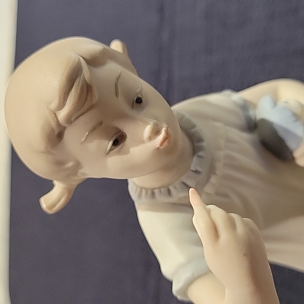 Lladro Girl putting on Lipstick - Picture 2 of 7